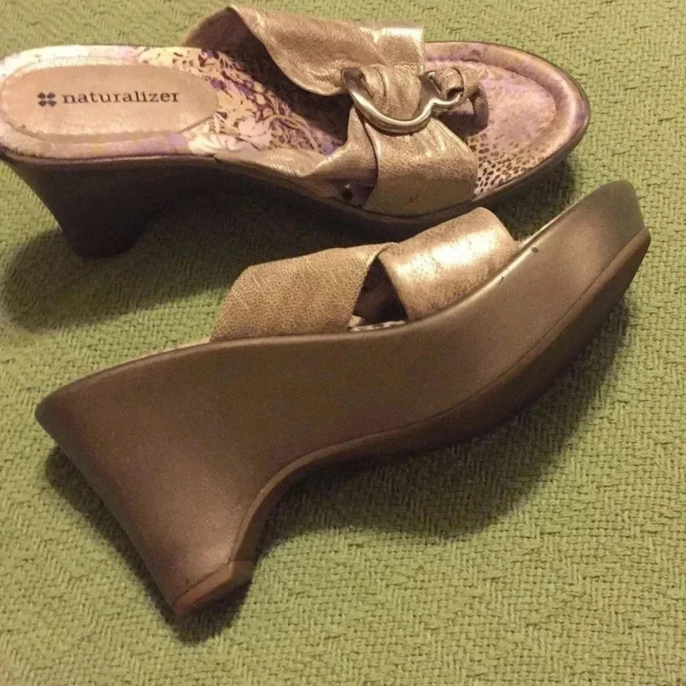 Naturalizer heel flip flops